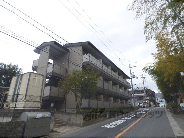 京都市西京区樫原芋峠のアパートの建物外観