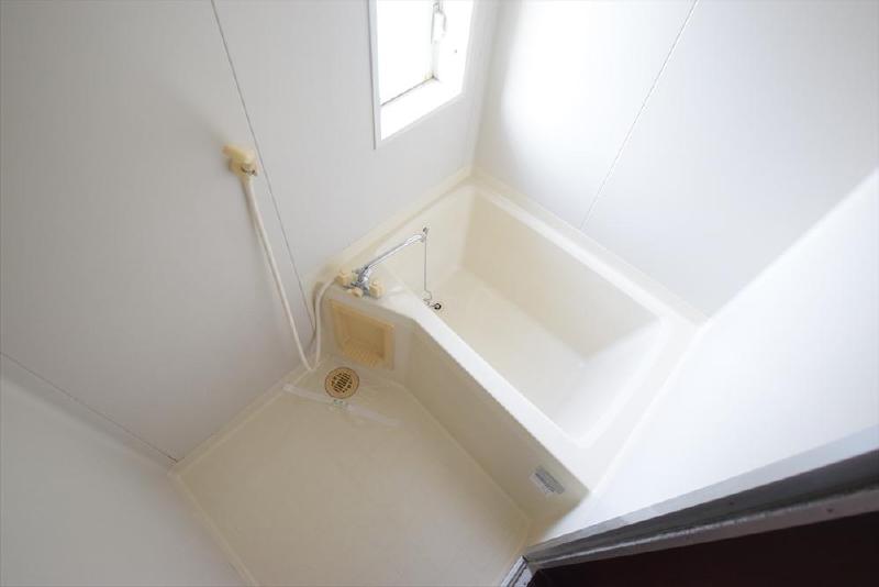 バス・シャワールーム　バスルーム　換気に便利な小窓付き♪