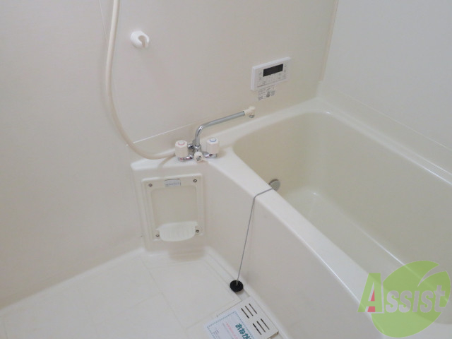 バス・シャワールーム　バスルームは狭すぎず、シャワーも浴びやすそうです。