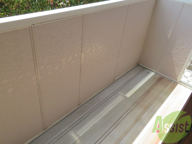 バルコニー　バルコニーは洗濯物がはかどりそうな広さがありますよ。