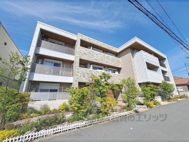 大和高田市大字大谷のマンションの建物外観