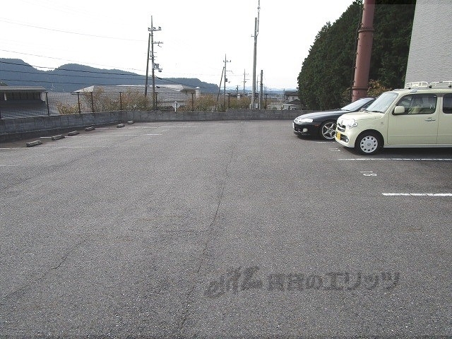 【甲賀市土山町北土山のアパートの駐車場】