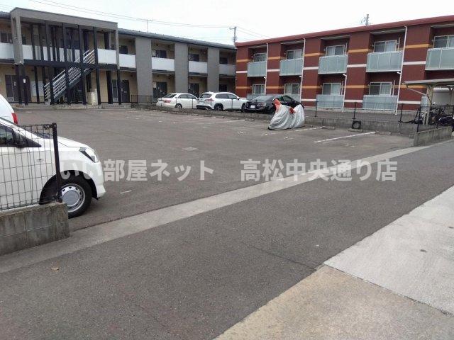 【レオパレスあいれすと田村の駐車場】