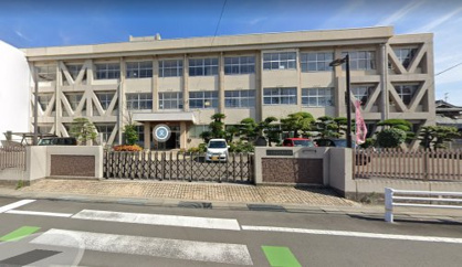 【レオパレスあいれすと田村の小学校】