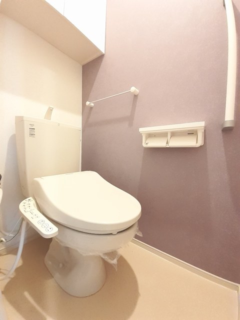 トイレ　シャワー付トイレ（トイレ内に小物入れ有り）