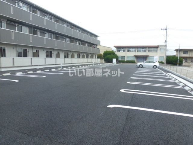 【前橋市天川大島町のアパートの駐車場】