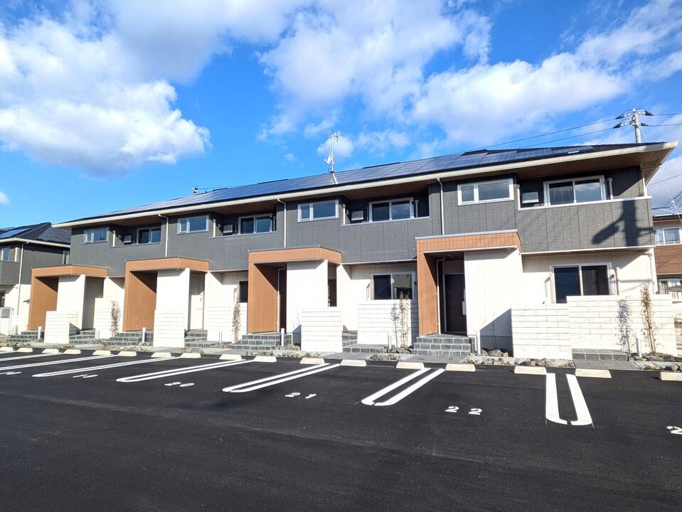 【松山市朝生田町のアパートの建物外観】