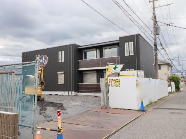 【小山市西城南のアパートの建物外観】