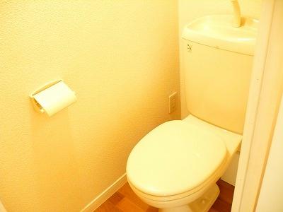 トイレ　上には棚があります。