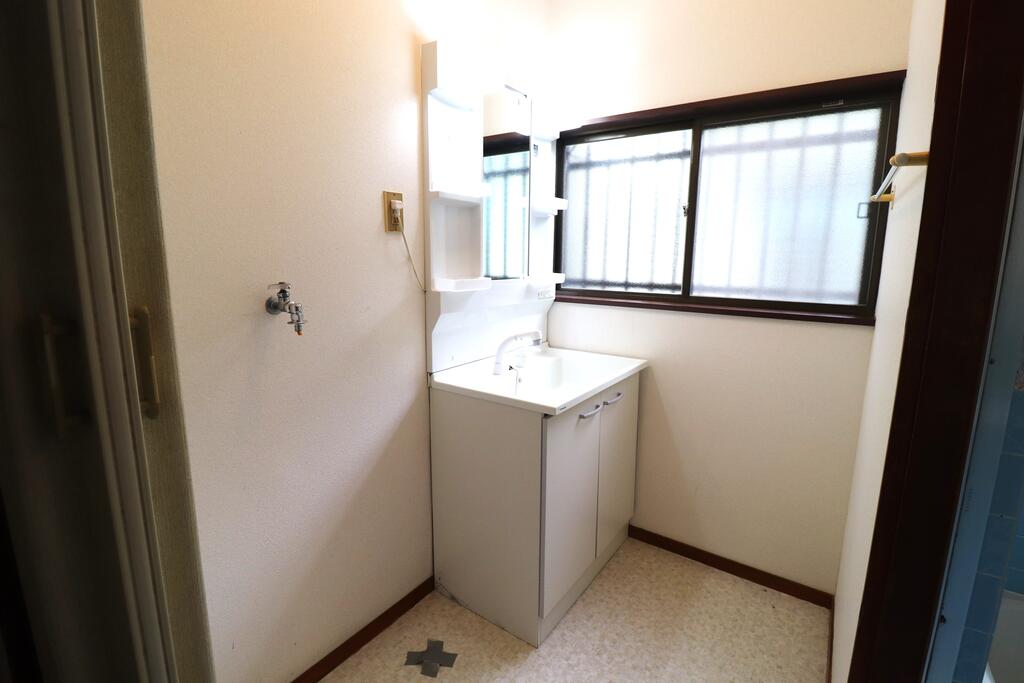 洗面設備　洗面所にも窓があります。シャンプードレッサー洗面台です
