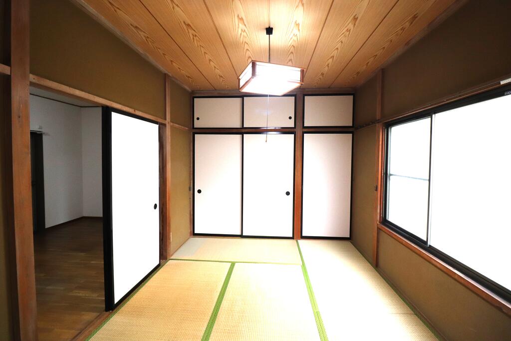収納　2階和室6帖です。窓もあり、収納も一間半あります。