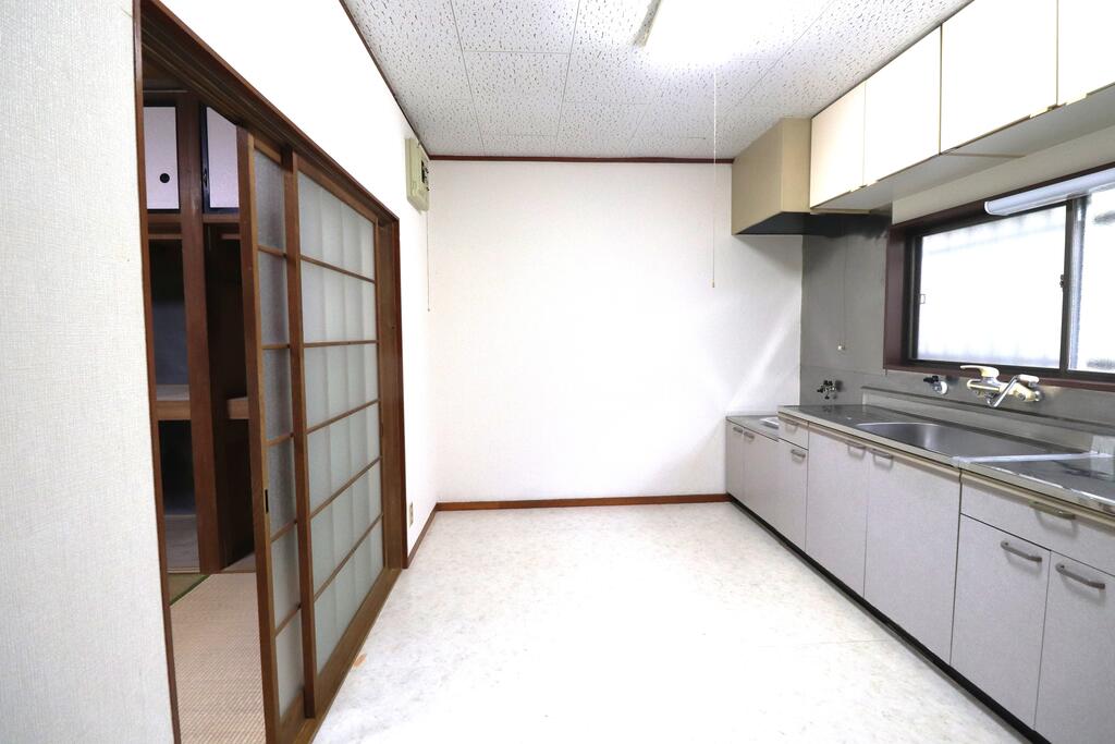 キッチン　キッチンは7.5帖、シンクの所に窓もあります。