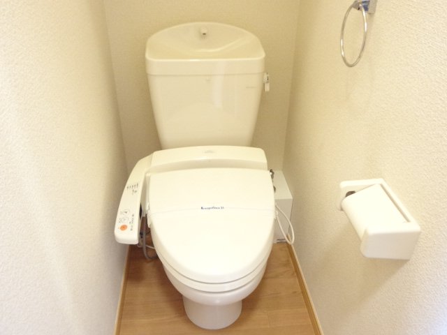 トイレ　温水洗浄便座なので安心。