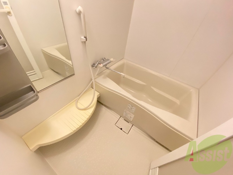 バス・シャワールーム　ゆったりと浸かれそうな広い浴槽になっております。