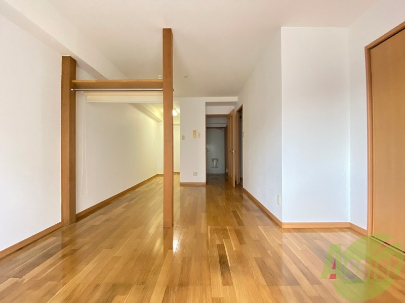 その他部屋・スペース　寝室とリビングは同じお部屋になります。内装が綺麗ですね。