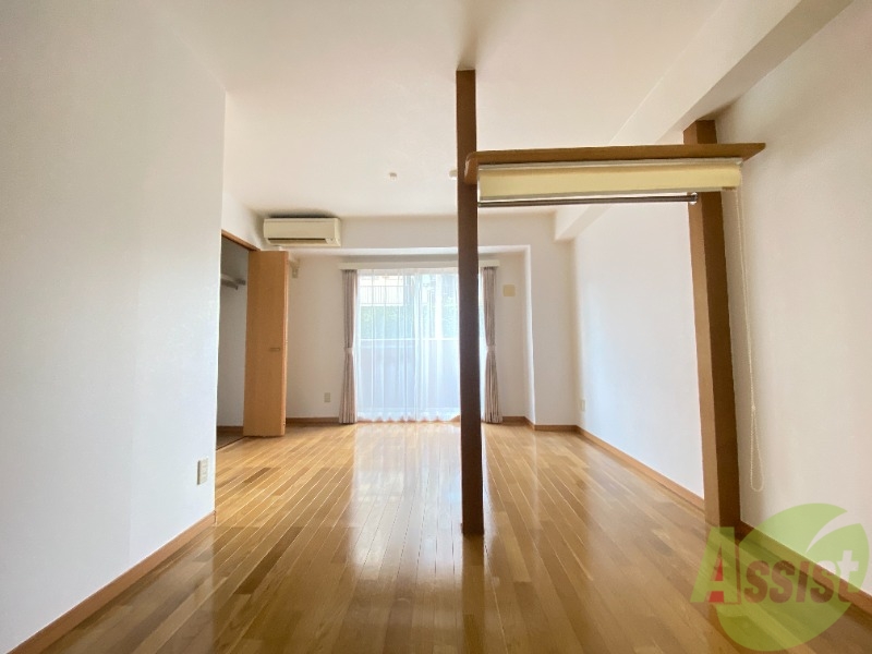 居室・リビング　明るく床も綺麗なお部屋です。陽当りも良さそうですね。