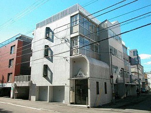 札幌市中央区南十四条西のマンションの建物外観