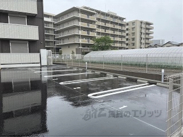 【大津市松山町のアパートの駐車場】