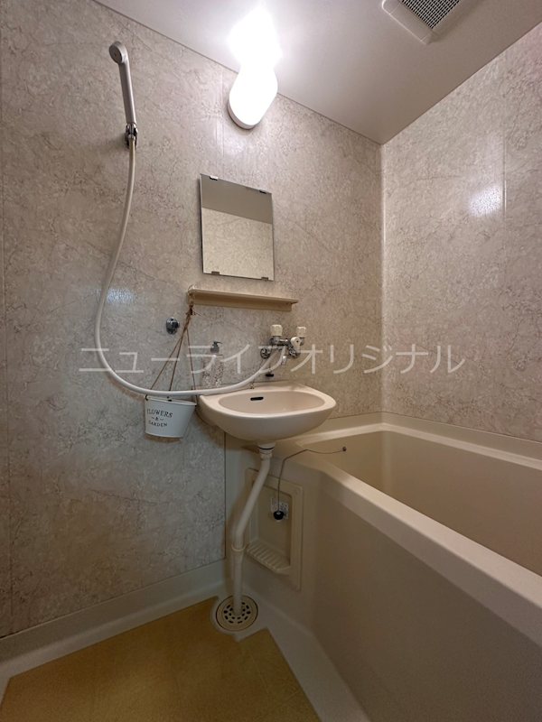 洗面設備　コンパクトなユニットバスで手の届く範囲に小物を置けます。