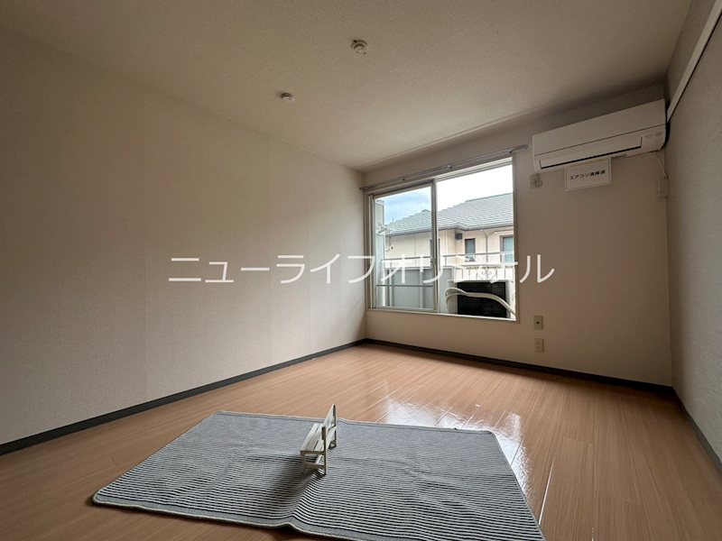 居室・リビング　アクセントクロスでスタイリッシュな空間を演出