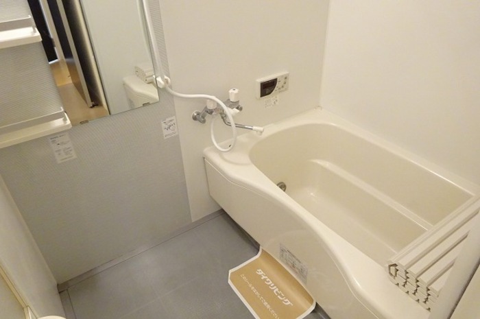 バス・シャワールーム　追い焚き給湯式浴室