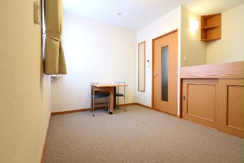 居室・リビング　ベッド下に収納スペースあり！荷物が多くても十分に収まります