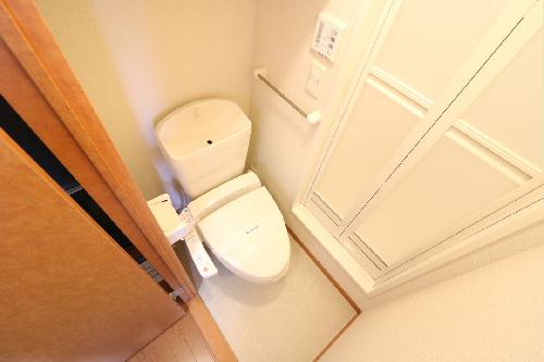 トイレ　快適な温水洗浄便座付きトイレになります。