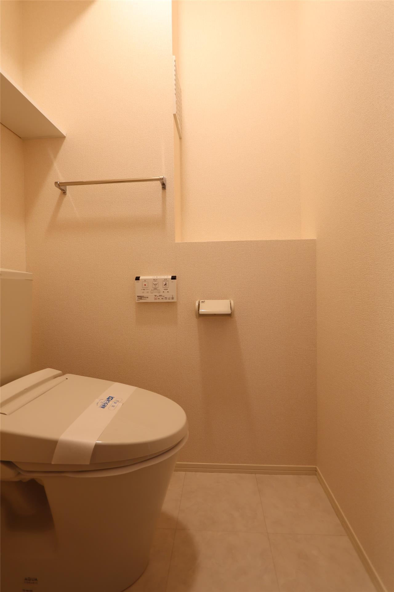 トイレ　写真は反転タイプです