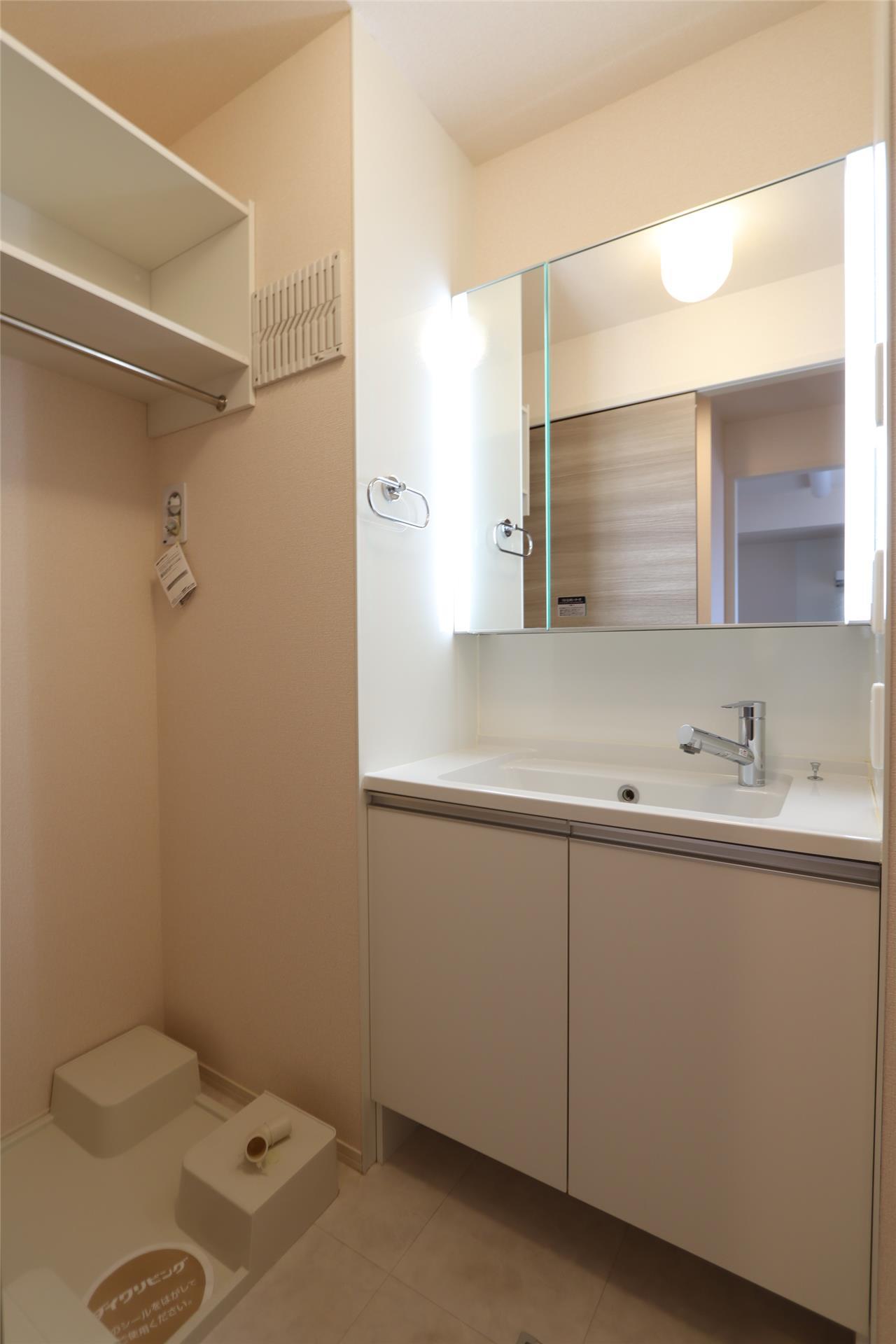 洗面設備　写真は反転タイプです