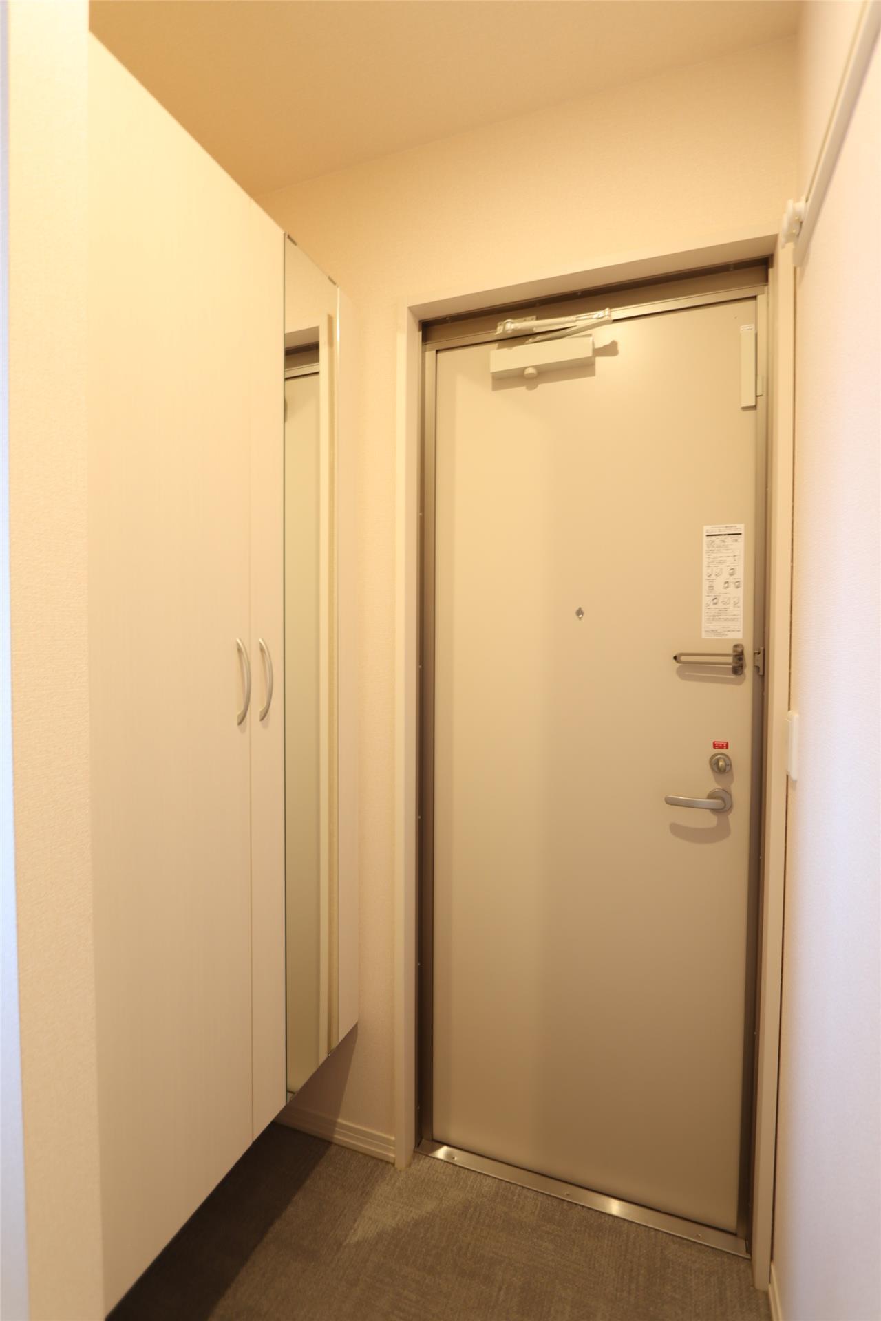 玄関　写真は反転タイプです