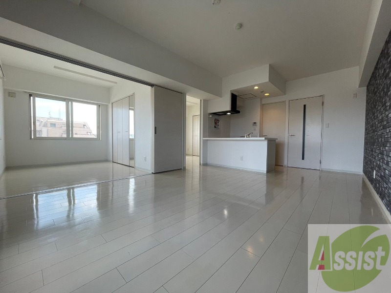 居室・リビング　広くてキレイなお部屋が広がっていて、充実した生活が送れそう。