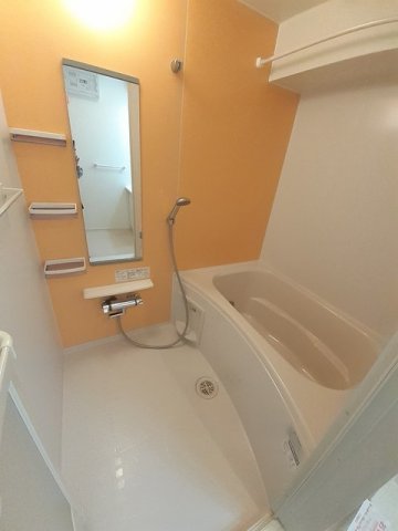 バス・シャワールーム　追い焚き・浴室乾燥機付きのお風呂です♪
