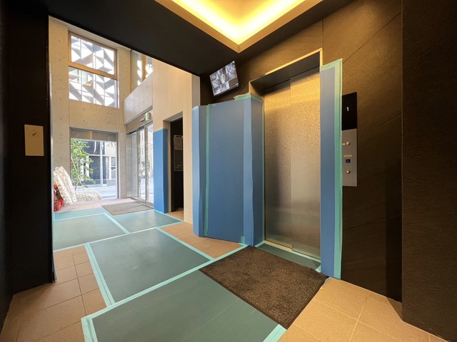 ロビー　防犯カメラ付エレベーター・宅配ＢＯＸ