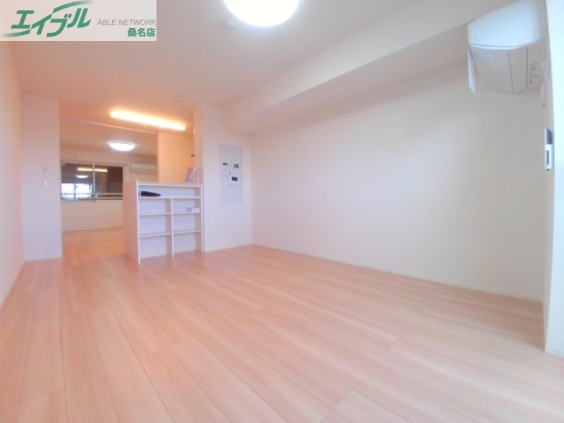 居室・リビング　同建物の別部屋写真です