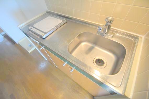 キッチン　お掃除しやすいＩＨクッキングヒーターです。