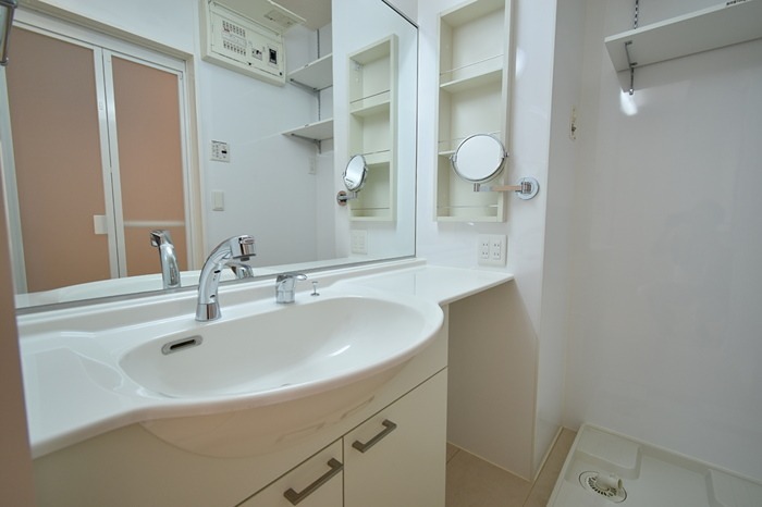 洗面設備　シャワー付き洗面台です。