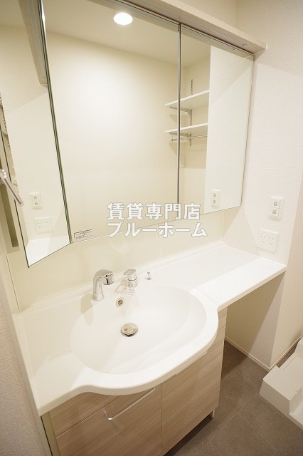 洗面設備　大きな三面鏡付独立洗面台！