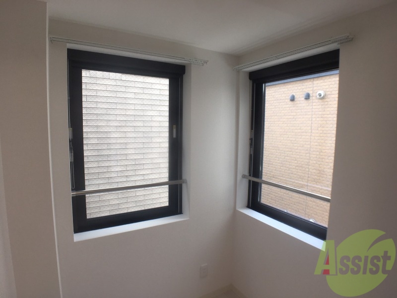 バルコニー　大きな窓がありますので風通しが良さそう。