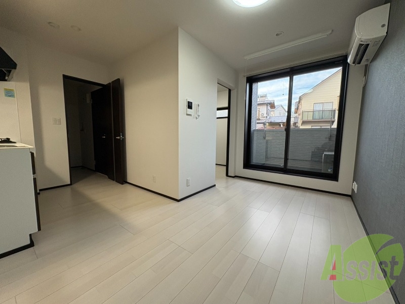 居室・リビング　大きな窓が付いていて日差しもたっぷり入ります。