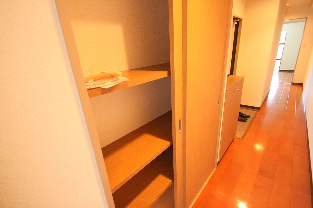 玄関　玄関先にも収納スペースがございます☆