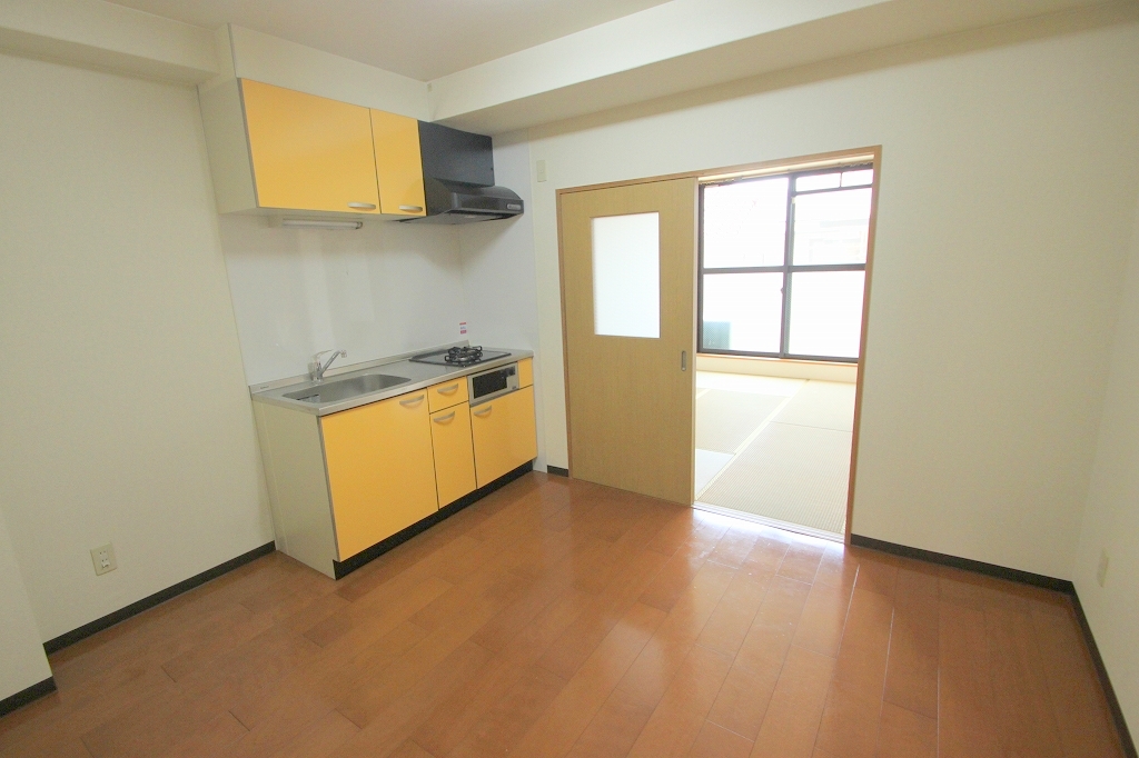 居室・リビング　明るいリビング♪隣の和室も活用してください！