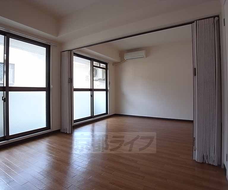 居室・リビング　広々した室内