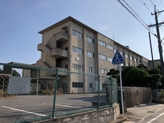 中学校　岡崎市立美川中学校（中学校）まで596m