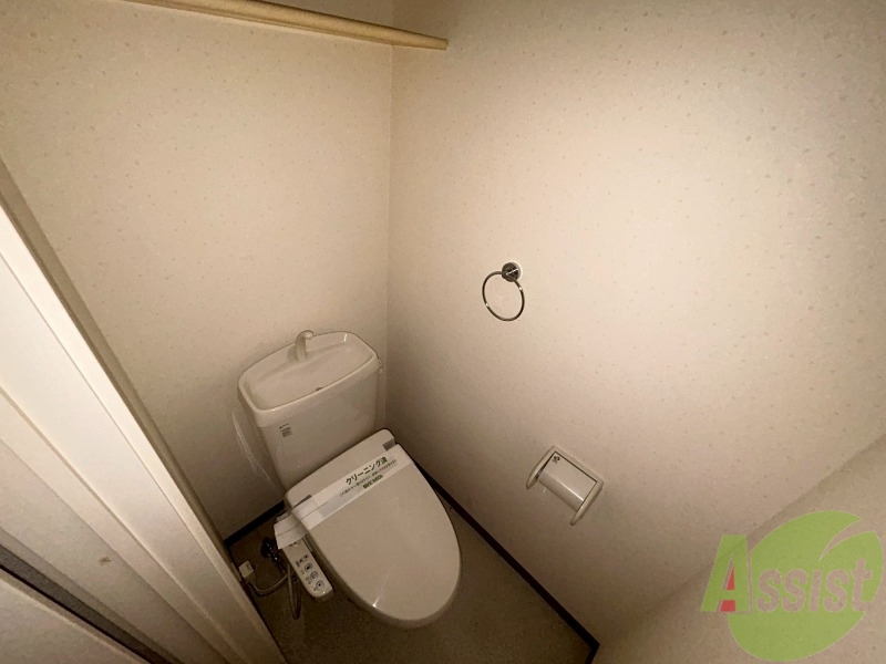 トイレ　トイレの上に棚があります。利便性が良さそうです。