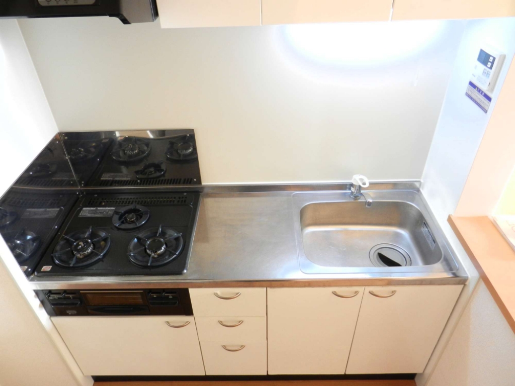 キッチン　広々キッチン、収納キャビネットもたっぷり！