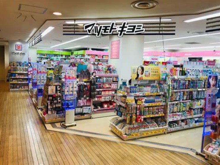 ドラックストア　マツモトキヨシウイング高輪店（ドラッグストア）まで423m