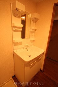 洗面設備　朝に便利な独立洗面台です。