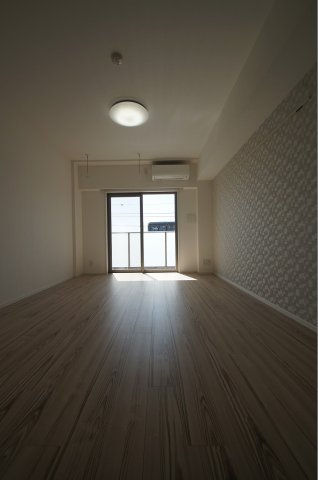 居室・リビング　落ち着いた色合いの床材を使用した居住空間です。