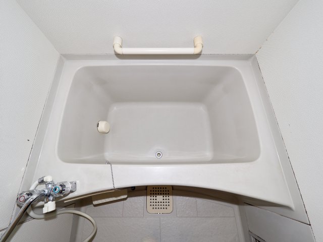 バス・シャワールーム　お風呂は高温差し湯式です