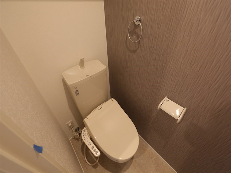 トイレ　温水洗浄暖房便座付トイレ　同型写真